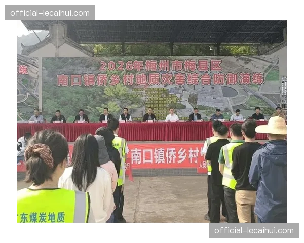 梅州客家赛前训练重点演练五后卫防线，应对海港边路冲击