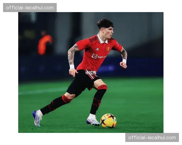 运动品牌发布为西甲球员定制的轻量化战靴，强调对频繁变向突破的支撑性